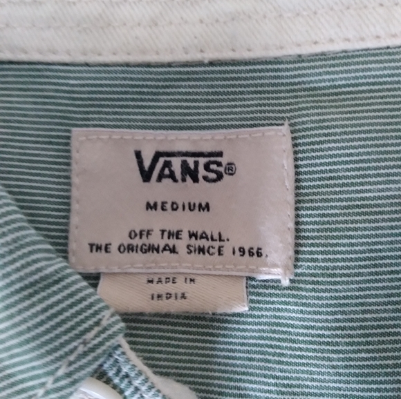 Vans Button up Short Sleeve Shirt Mens Medium FITS LARGE *EUC* - Picture 2 of 5